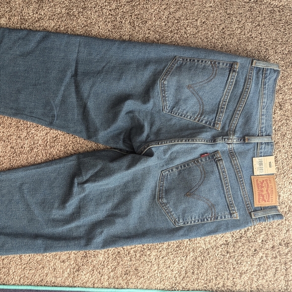 New with tags Levi's wedgie jeans with cute hem - Picture 2 of 5